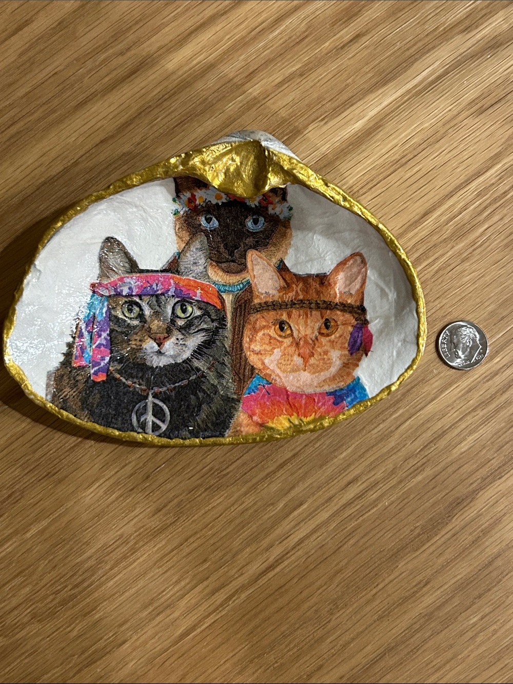 Hand-Painted Trio Cat Shell Dish with Gold Trim - Colorful